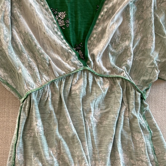 Lux Green V-Neck Top. Size small - Picture 9 of 9